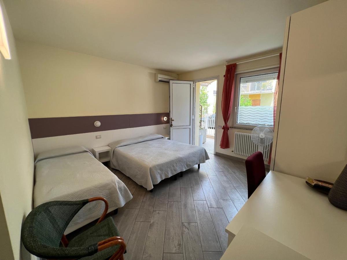 Hotel Locanda Rosy Cattolica Exterior photo